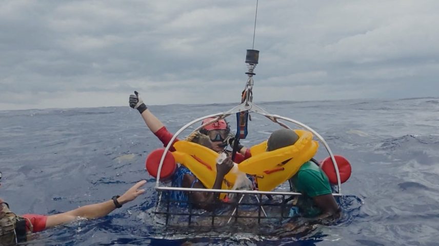 Equipe de resgate iça as vítimas no mar, na Flórida, Estados Unidos