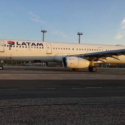 Aos 46 anos, profissional se reinventa e vira técnico de aeronaves da LATAM