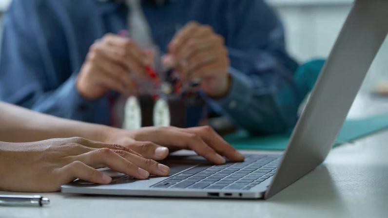 Texto estabelece níveis de risco de acordo com o tipo de ferramenta disponível para uso educacional