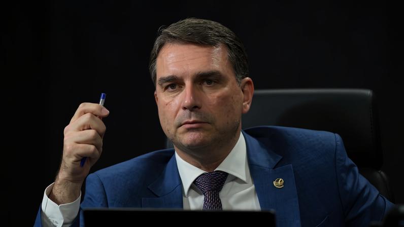 Flávio Bolsonaro é alvo de duas representações por caso Vorcaro