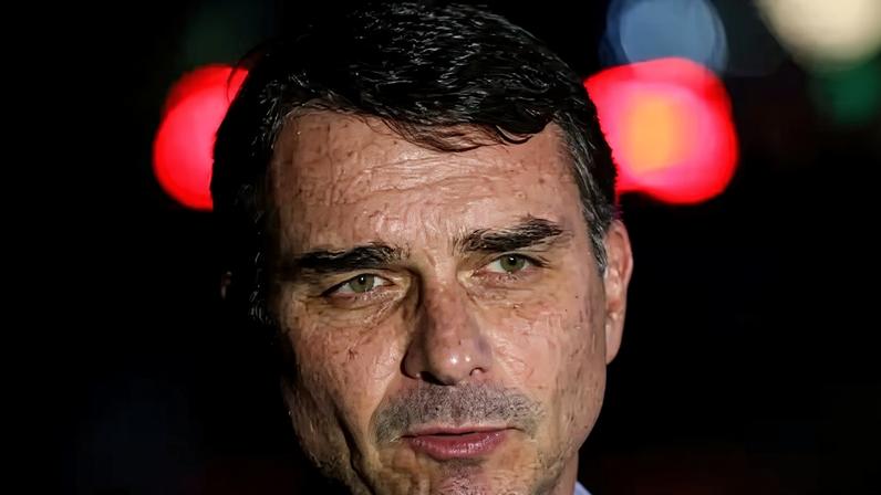 Flávio vai aos EUA e, em inglês, disse não ter pedido por agenda com Trump