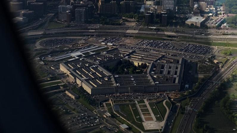 Ações da Oracle subiram 6,5% na sexta-feira após confirmação de acordo com o Pentágono; empresa afirma que estratégia de IA é baseada em "abertura e interoperabilidade", permitindo às Forças Armadas operar qualquer modelo sem depender de um só fornecedor.