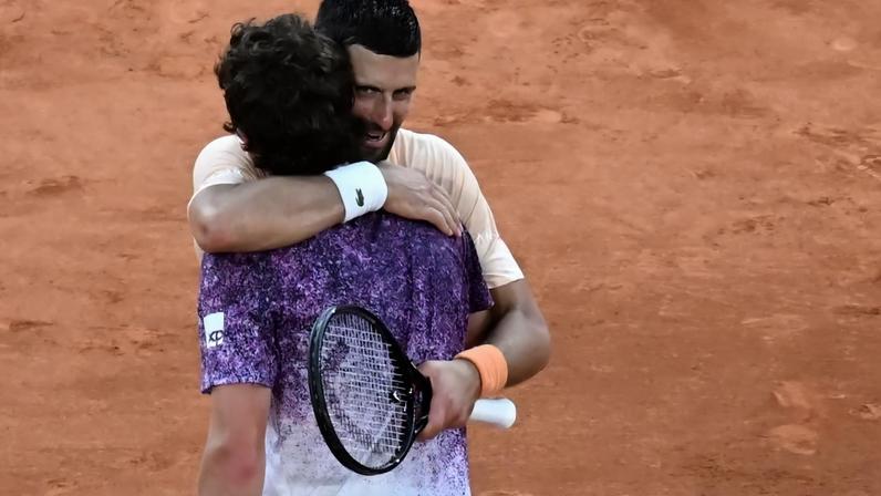 Novak Djokovic foi superado por João Fonseca em Roland Garros. Foto: Christophe Ena/AP