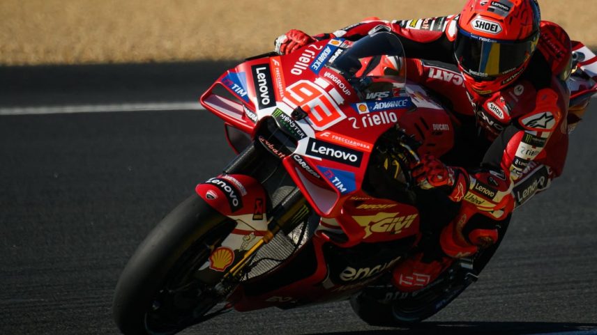 Atual campeão, Marc Márquez sofre queda na corrida sprint na França e perde 2 etapas da MotoGP.