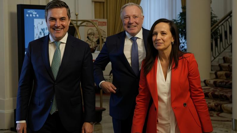 Beatriz Corredor con José Antonio Jainaga y Mikel Jauregi, consejero de Industria del Gobierno vasco.
