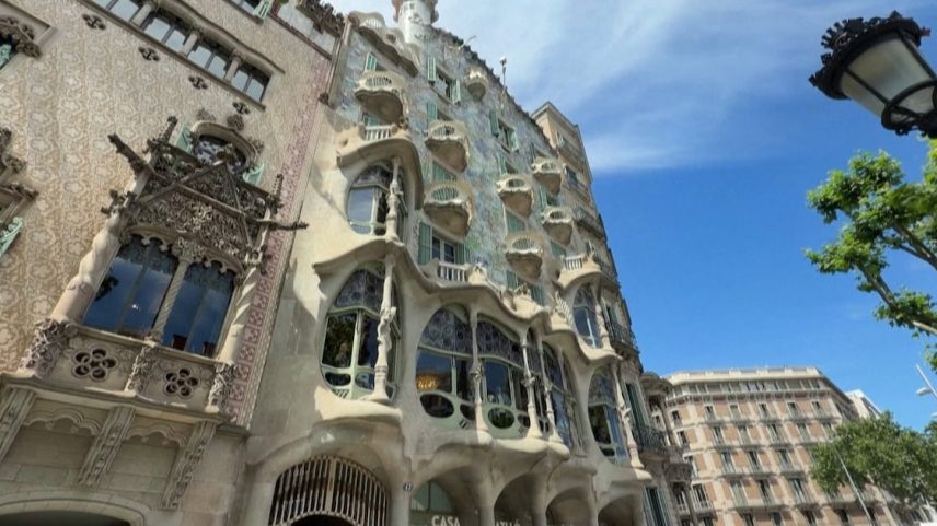 Fachada da Casa Batlló, obra de Antoni Gaudí em Barcelona, com formas orgânicas e mosaicos coloridos típicos do modernismo catalão.