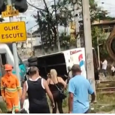 Colisão entre trem e ônibus em Costa Barros, Rio