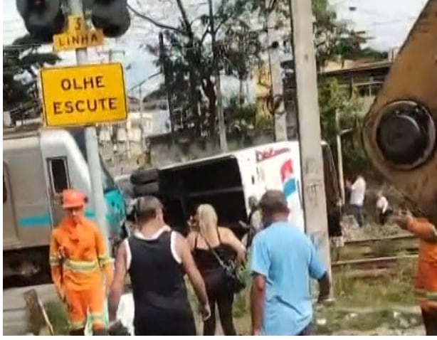 Ônibus tombou na pista após bater em composição do trem