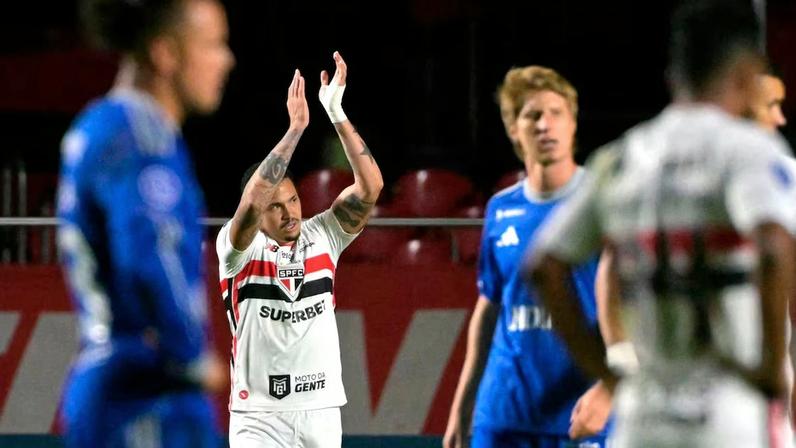 Equipe cria quase nada e se livra de sofrer a virada graças a pênalti perdido pelo adversário, após nova falha de Dória