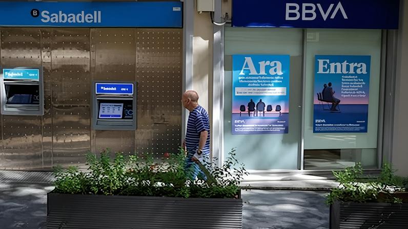 Una oficina del BBVA junto a otra del Banco de Sabadell en Barcelona.
