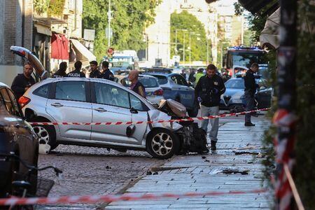 A polícia trabalha no local depois que várias pessoas ficaram feridas em um atropelamento em Modena, na Itália