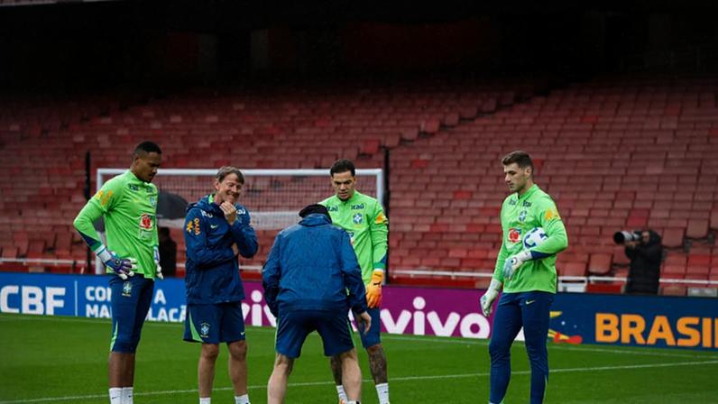 Goleiros da seleção brasileira em treino no Emirates Stadium em novembro de 2025.