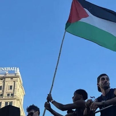 Yamal exibe bandeira da Palestina e provoca o Real Madrid na festa do Barça