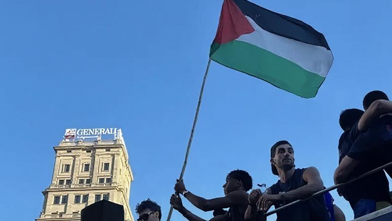 Yamal balança bandeira da Palestina durante celebração do Barcelona