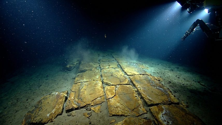 Submarino ilumina rochas alinhadas no cume do monte Nootka