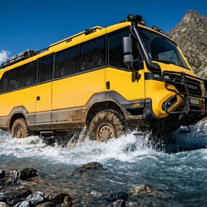 Ônibus off-road blindado com 4×4 transporta 35 pessoas em áreas desafiadoras