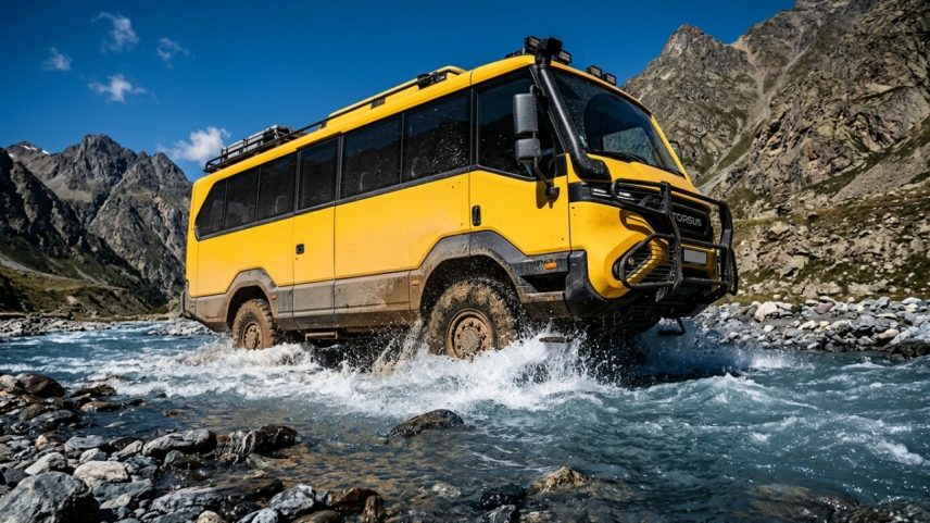 O robusto ônibus off-road blindado com tração 4×4 projetado para cruzar montanhas e áreas de desastre com 35 pessoas