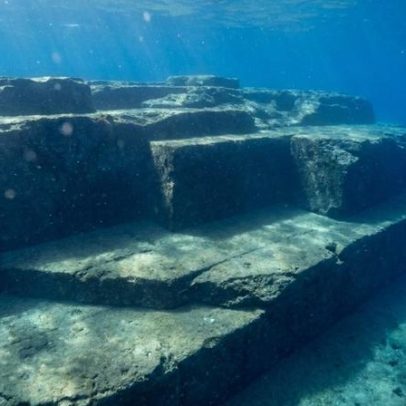 Mergulhador encontra formação submersa de 100 m Atlântida japonesa