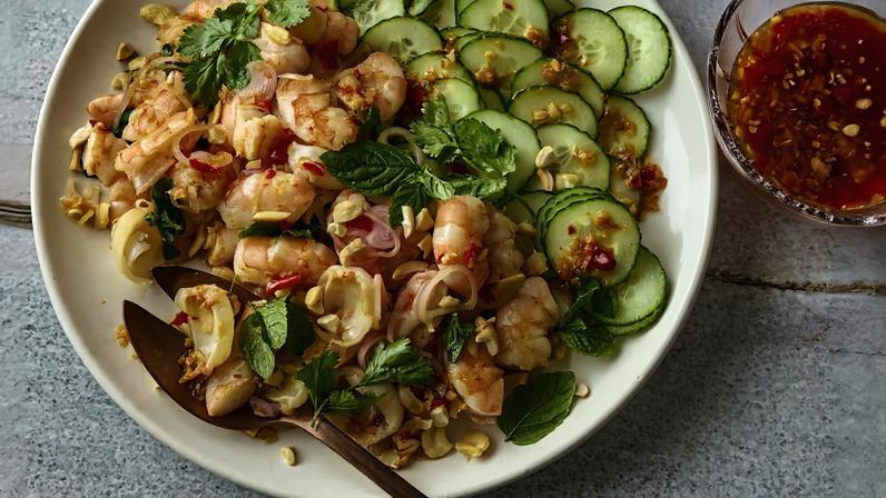 Receita de Yum Goong: salada tailandesa de camarão com lichia