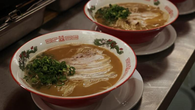 TQ SÃO PAULO 14/10/2025 PALADAR CADERNO 2 Kuromoon Ramen, restaurante de ramen novo na cidade, na Rua Sampaio Viana, , bairro do Paraíso. Nas fotos em açãoo japonês Naoto Odaira. Nas fotos em que há três pessoas, os proprietários: Fabio Moon, Naoto Odaira, Fernando Kuroda. Foto Tiago Queiroz/Estadão. Foto: Tiago Queiroz/Estadão