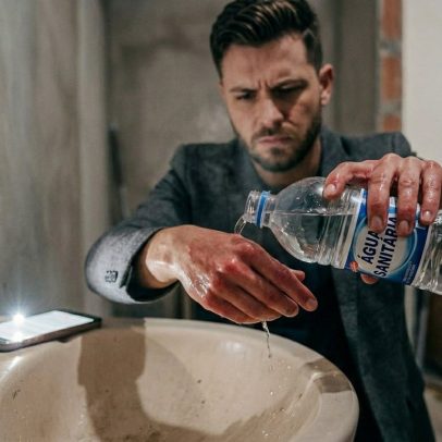 Uso de água sanitária nas mãos antes de entrar ao vivo na TV