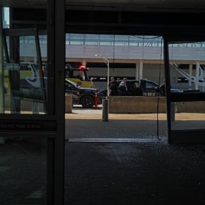 Motorista é detido após avançar carro no terminal do aeroporto de Detroit