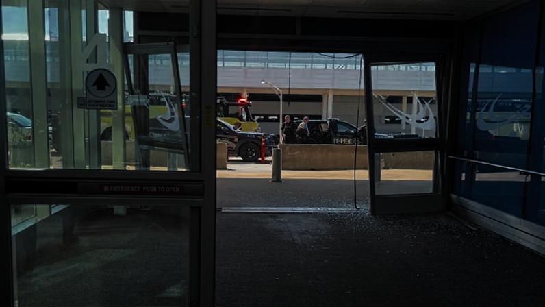 Este é o segundo incidente recente de colisão de veículo contra terminal no aeroporto