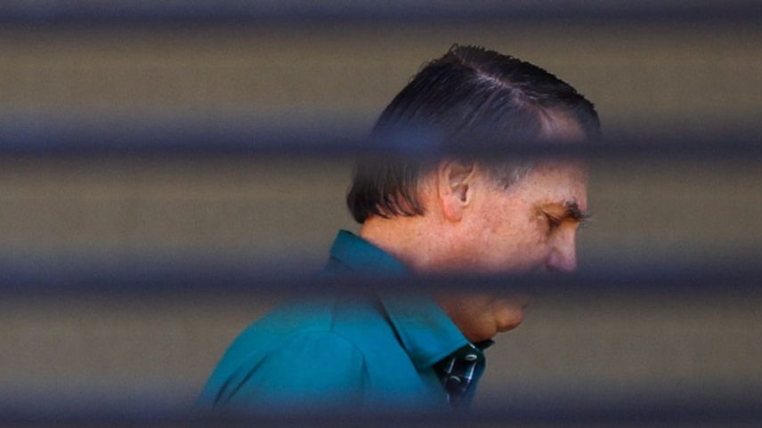 Bolsonaro é operado com sucesso do ombro direito em Brasília