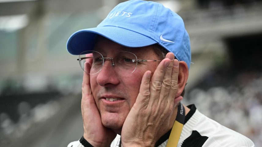 Americano John Textor vê projeto com o Botafogo naufragar em meio a litígio com holding e parceiros.