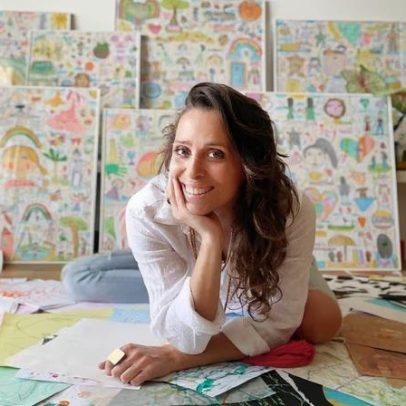 Artista transforma desenhos infantis em arte e aponta dor comum de pais e mães