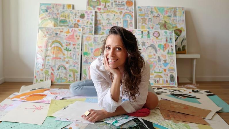 Juna transforma desenhos guardados em armários em obras de arte