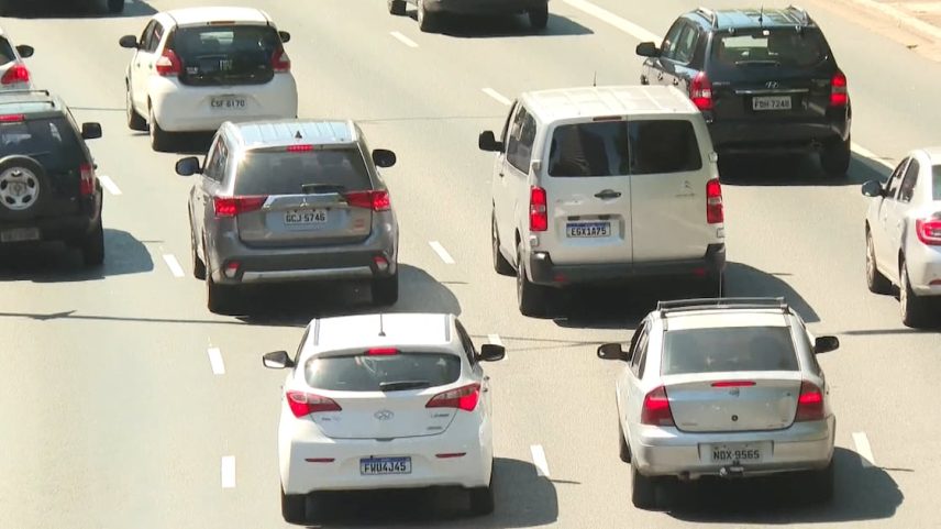 Carros trafegando em várias faixas de uma rodovia movimentada durante o dia