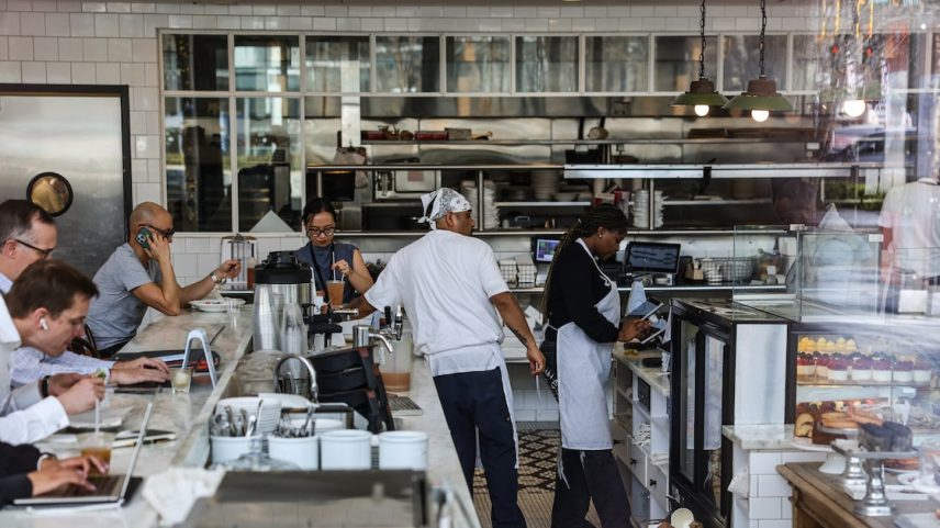 Funcionários em um café em Washington, nos EUA: crescimento do emprego. Foto: Valerie Plesch/Bloomberg