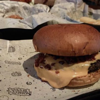 Restaurantes geeks celebram Dia do Hambúrguer com fantasia, games e anime