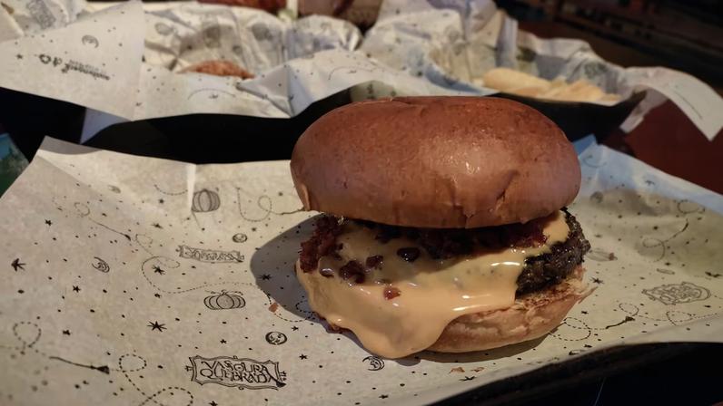 Restaurantes geeks celebram Dia do Hambúrguer com fantasia, games e anime