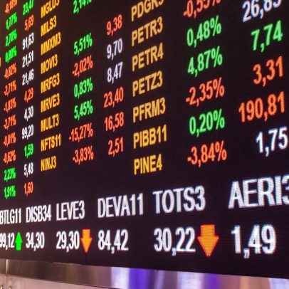 Bolsa fecha em queda, dólar recua e petróleo sobe com tensões geopolíticas