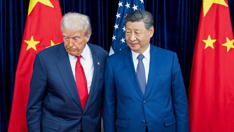 O presidente dos Estados Unidos, Donald Trump, cumprimenta o presidente da China, Xi Jinping, em Busan, na Coreia do Sul