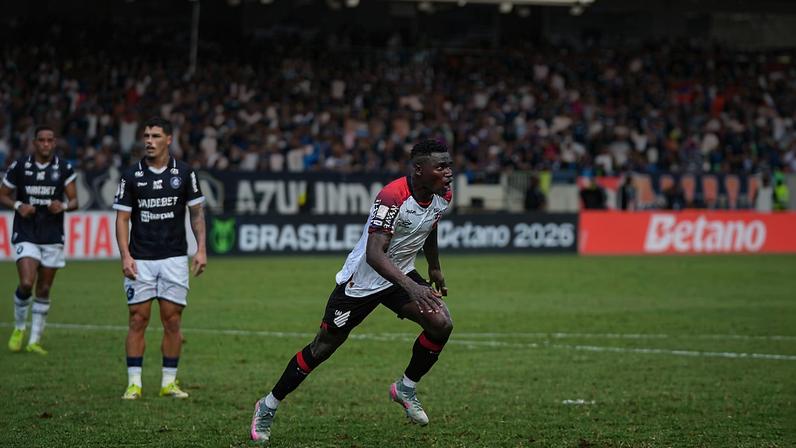Athletico-PR vence Remo e sobe ao G4 com gols de Viveros