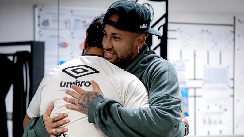 Neymar recebeu carinho dos companheiros e funcionários do Santos após convocação.