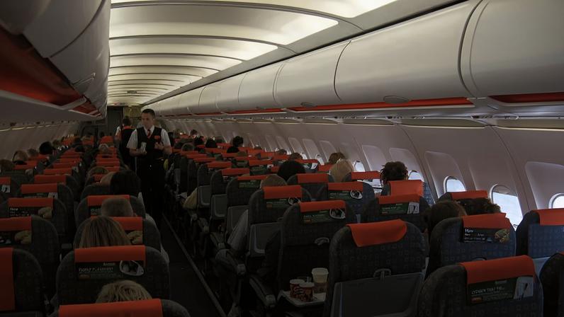 Voo da easyjet: carregador ligado e desvio para Roma