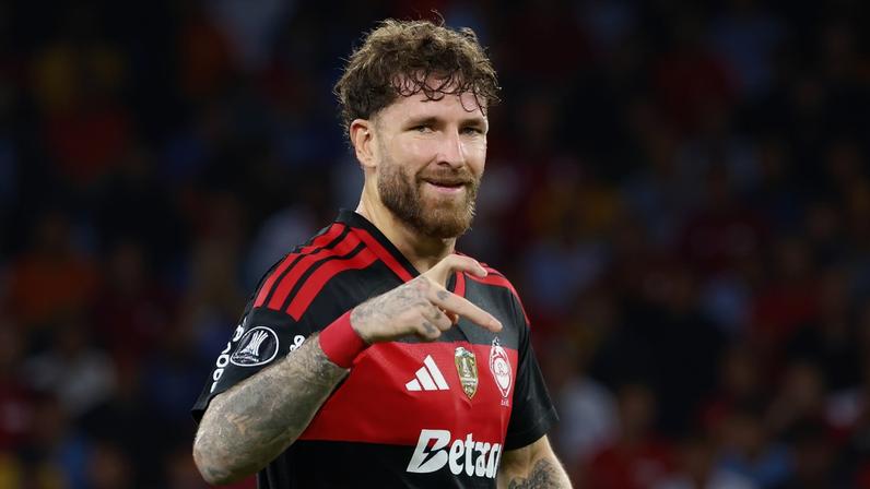 Leo Pereira em ação pelo Flamengo em jogo válido pela Copa Libertadores contra Independiente Medellin