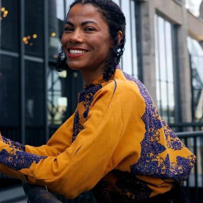 Zohra Opoku, tecelista de histórias, chega aos maiores museus da África