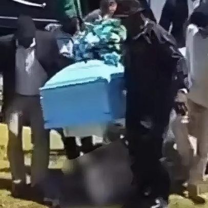 Enterro termina em susto após corpo cair de caixão durante cortejo