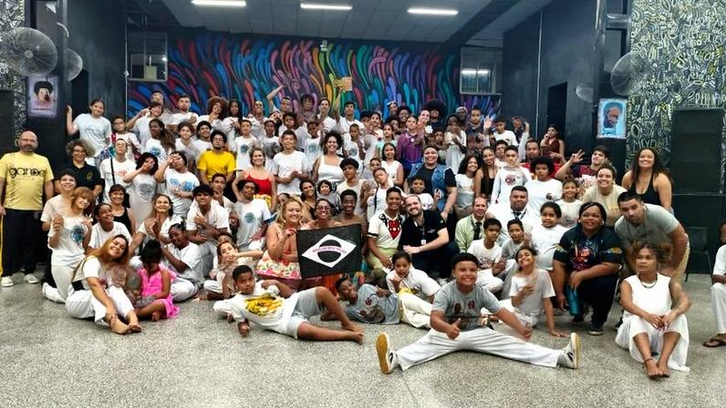 A CS Global disponibilizou duas vans para transportar cerca de 30 crianças de projetos sociais para um dia de experiências culturais