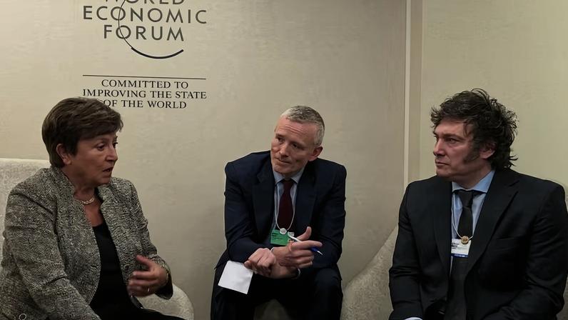A diretora-gerente do FMI, Kristalina Georgieva, se reúnde com o presidente argentino, Javier Milei, à margem do Fórum Econômico Mundial, em Davos, na Suíça, nesta quarta-feira (17/01/2024) — Foto: X/@KGeorgieva