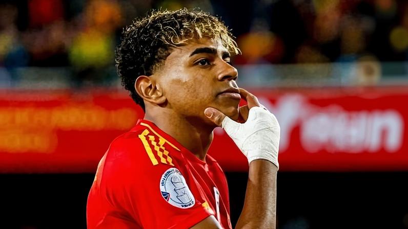 Lamine Yamal é um dos oito jogadores do Barcelona na lista de De la Fuente