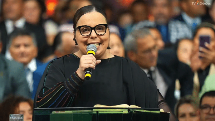 A pastora Helena Raquel fez uma pregação que denunciou a violência contra a mulher e a pedofilia dentro das igrejas