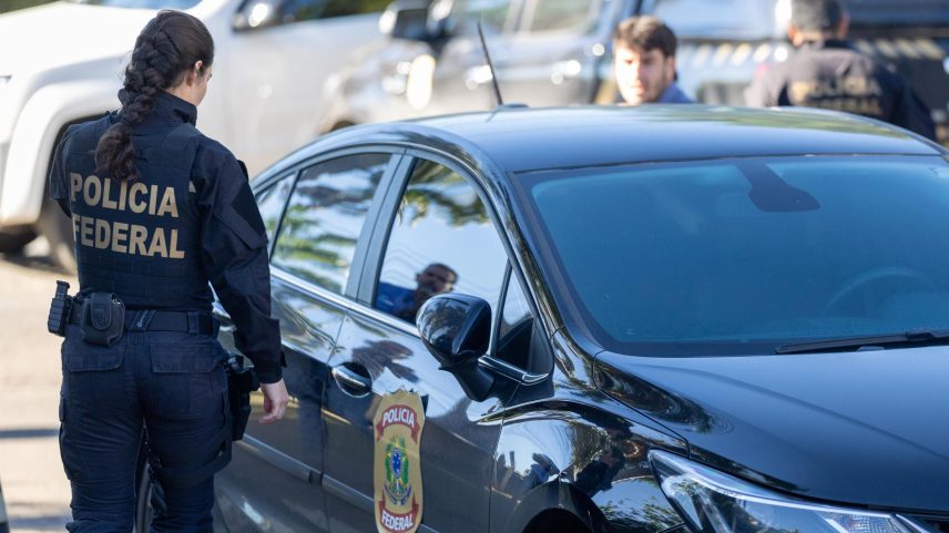 A Polícia Federal realiza operação de busca e apreensão na residência do senador Ciro Nogueira