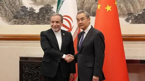 China pede reabertura do Estreito o quanto antes em negociações com Irã