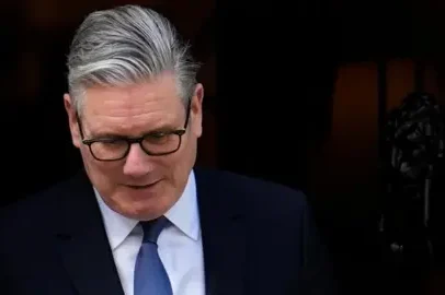 Liderança de Starmer enfrenta séria ameaça